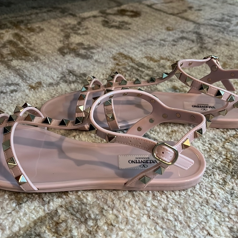 Valentino Garavani ROCKSTUD FLAT RUBBER SANDAL - Picture 5 of 7